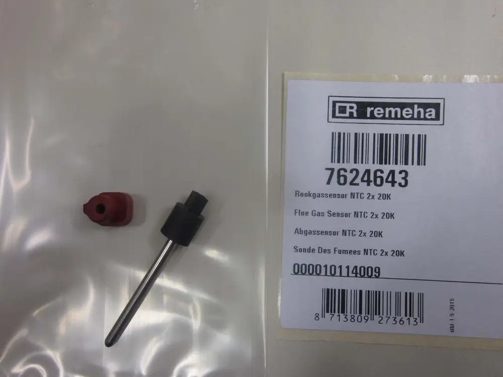 Remeha Abgasfühler in Verpackung. Enthält zwei Sensoren und eine rote Kappe. Sensoren sind zum Messen von Abgassystemen geeignet.